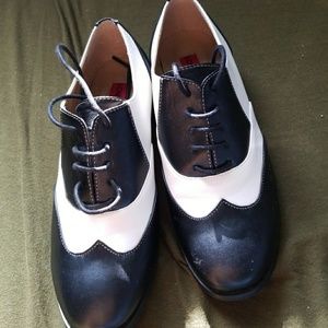LONDON REBEL black & white Oxford shoes